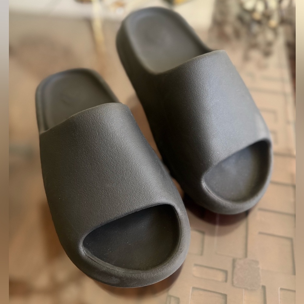 Adidas Yeezy Slides “Onyx” - Unisex - Size 7